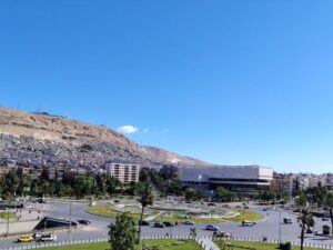 أجواء صيفية اعتيادية حتى نهاية الأسبوع.. وفرص لزخات محلية على الساحل