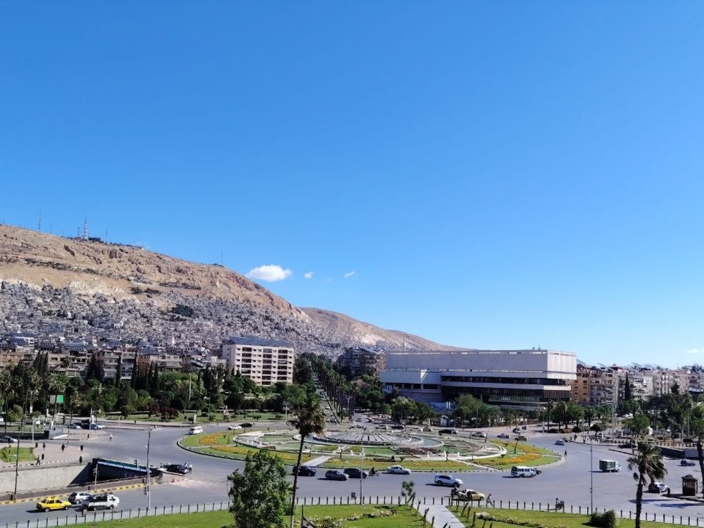 أجواء صيفية اعتيادية حتى نهاية الأسبوع.. وفرص لزخات محلية على الساحل