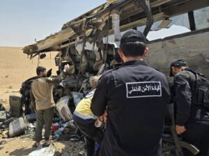 استجابة حكومية شاملة لحادث تصادم حافلتين على طريق دمشق - دير الزور