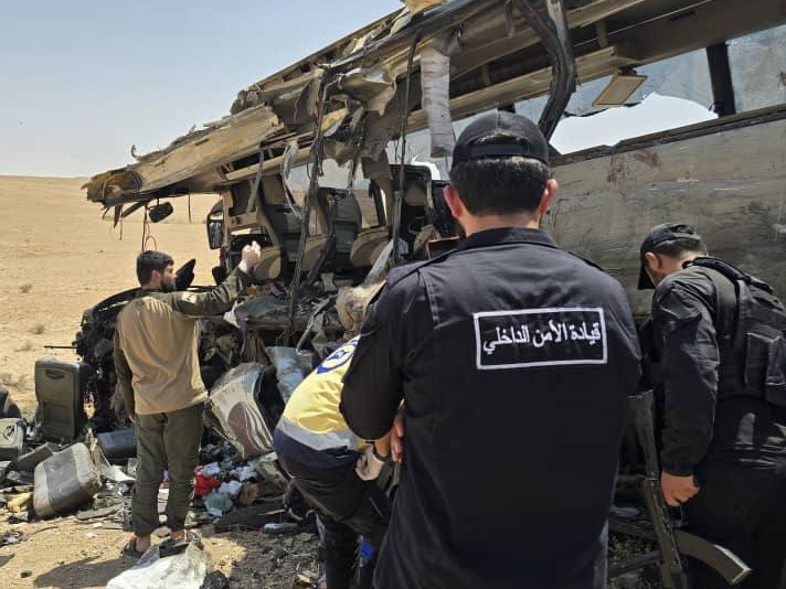 استجابة حكومية شاملة لحادث تصادم حافلتين على طريق دمشق - دير الزور