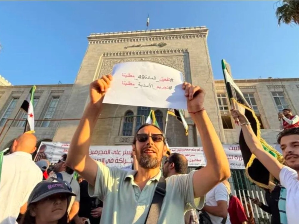 المستشار القانوني محمود عثمان للإخبارية: إقرار قانون يجرّم تمجيد النظام البائد ضروري لبناء سوريا المستقبل