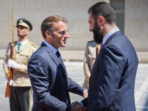 بين السياسة والاستثمار.. ماذا يحمل الرئيس ماكرون معه إلى سوريا؟