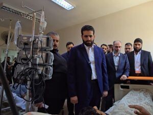وزير الداخلية يتفقّد أوضاع المصابين بحادث دير الزور – دمشق في مشفى ابن الوليد بحمص