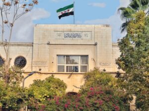 وزارة الصحة تؤكد متابعتها لتداعيات حادث انقلاب حافلة الركاب اللبنانية