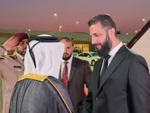 الرئيس الشرع يصل إلى الدوحة لتقديم واجب العزاء بوفاة والد أمير قطر