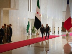 الرئيس الشرع يستقبل نظيره الفرنسي في قصر الشعب بدمشق
