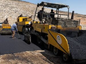 إدارة منطقة حارم تواصل ترميم طريق الشيخ بحر الحيوي