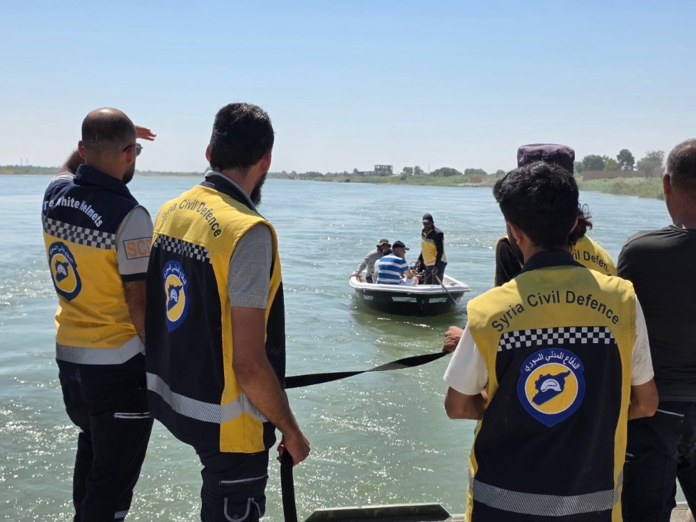 الدفاع المدني.. عمليات متواصلة للبحث عن مفقودين في حادثة غرق العبّارة بدير الزور