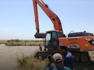 الدفاع المدني يواصل البحث عن مفقودين إثر غرق سيارة بنهر البليخ في الرقة