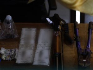 إدلب.. الأمن الداخلي يلقي القبض على عصابة متورطة في ترويج العملات المزيفة والمواد المخدرة