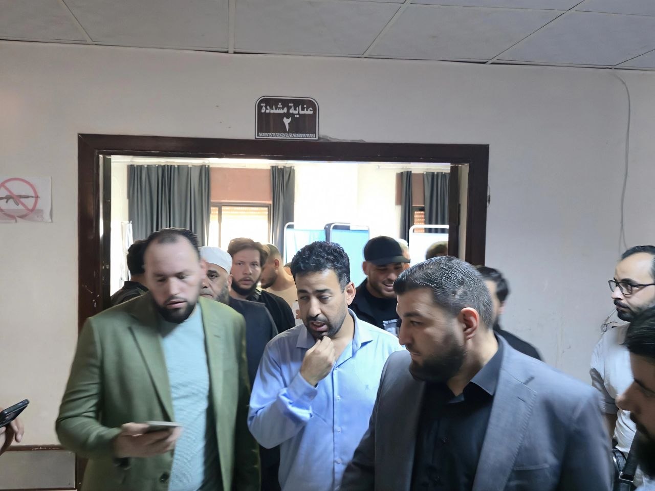 وزير الصحة ومحافظ حمص أثناء تفقد مصابي حادث طريق دمشق دير الزور
