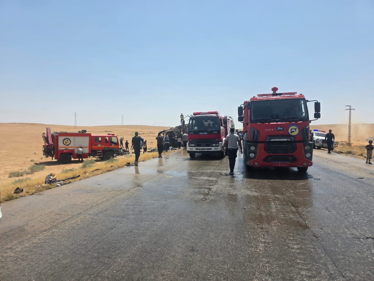 توزيع مصابي حادث طريق دمشق دير الزور ونقلهم بسيارات الإسعاف