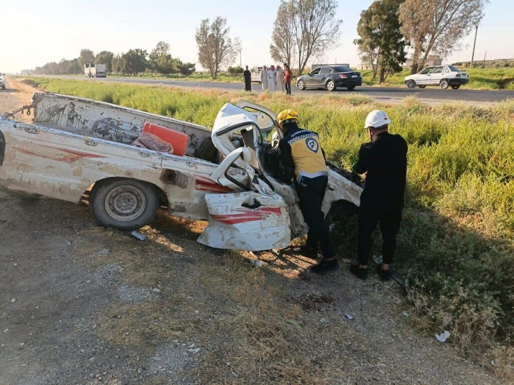 فرق الدفاع المدني السوري تستجيب لحادث سير في الرقة