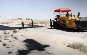 انطلاق أعمال تسوية وتزفيت الطرق في قطاعين بعدرا الصناعية