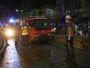 فرق وزارة الطوارئ أثناء الاستجابة لتفجير حافلة نقل الركاب في جرمانا