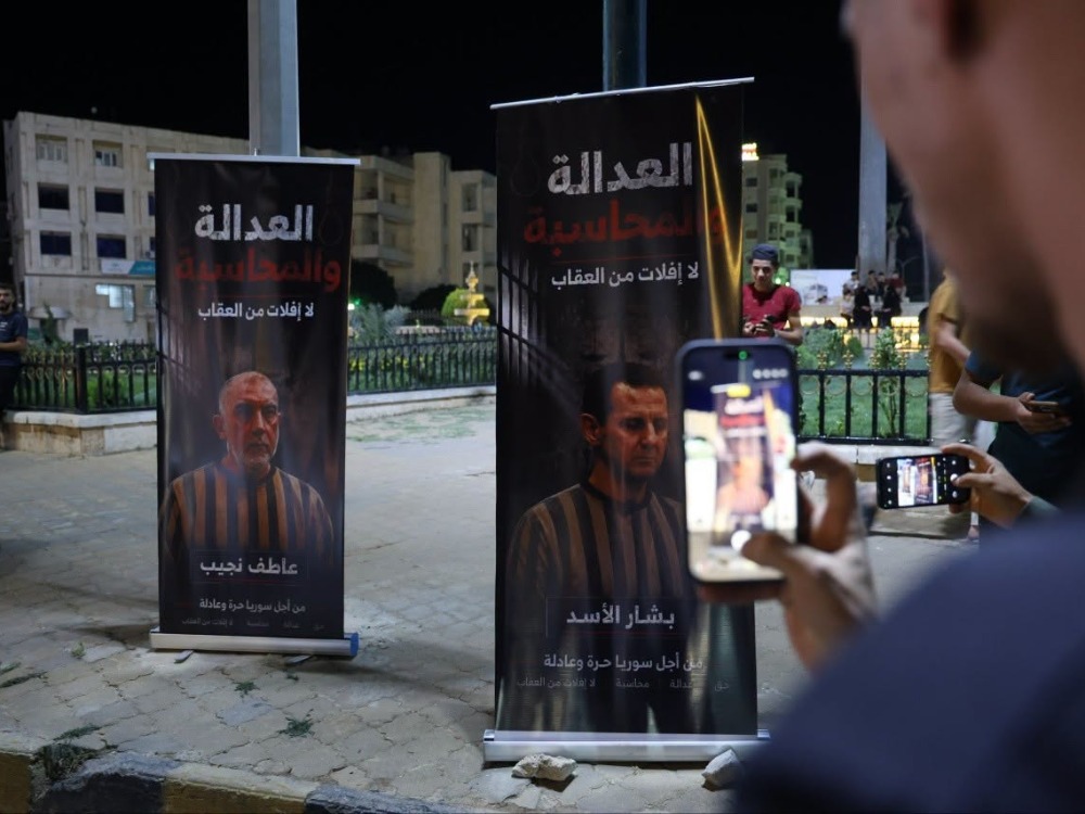 احتفالات الأهالي في إدلب وطرطوس بصدور حكم الإعدام بحق عاطف نجيب