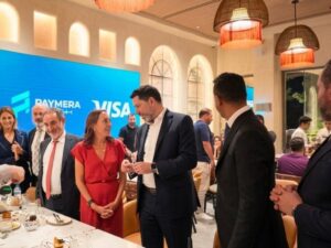 ليلى سرحان نائب الرئيس الأول لشركة فيزا خلال زيارتها لدمشق