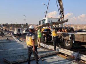 المواصلات الطرقية تجري صيانة للمنصف المتضرر على جسر الرستن وتؤكد سلامة جسم الجسر