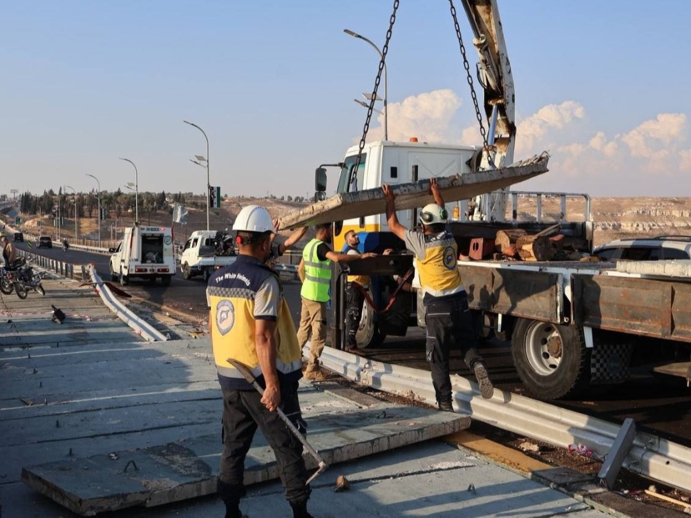 المواصلات الطرقية تجري صيانة للمنصف المتضرر على جسر الرستن وتؤكد سلامة جسم الجسر