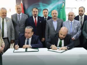 توقيع مذكرة التفاهم بين رئيس اتحاد غرف التجارة السورية علاء العلي ورئيس الاتحاد العراقي عامر الفهداوي