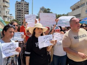 اللاذقية.. وقفة احتجاجية للمعلمين للمطالبة بتثبيتهم وتحسين واقعهم الوظيفي