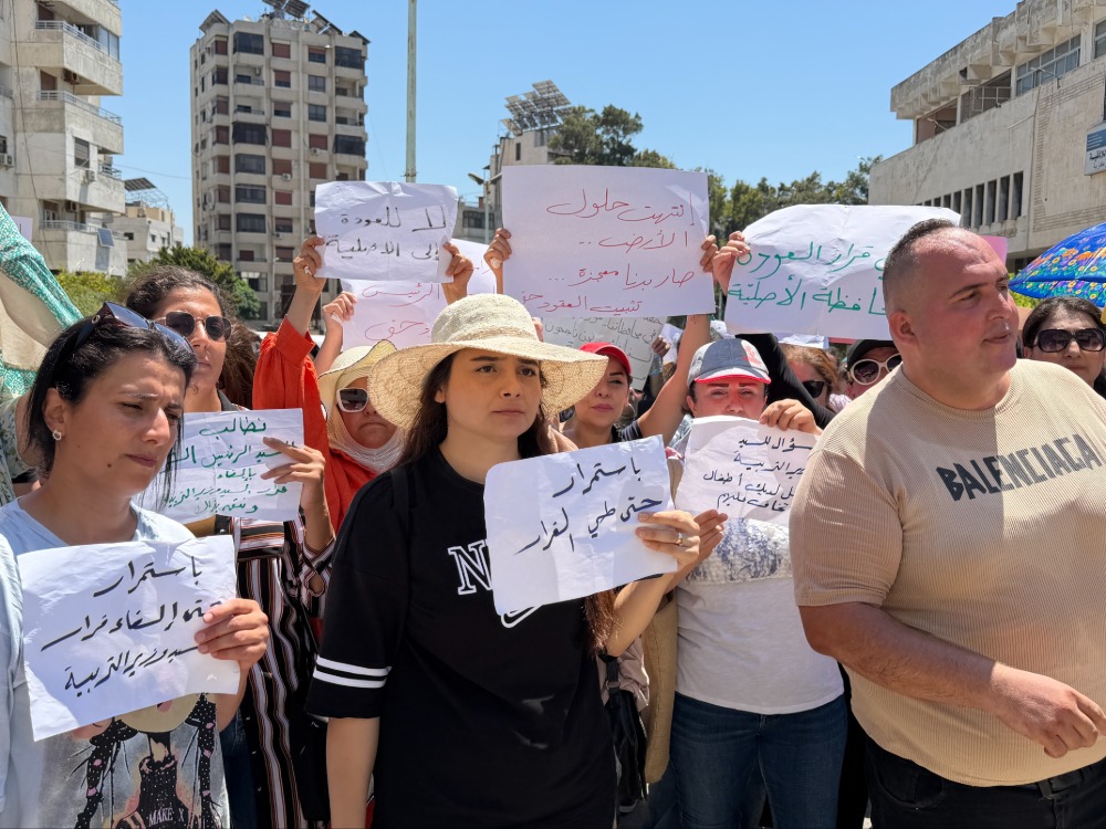 اللاذقية.. وقفة احتجاجية للمعلمين للمطالبة بتثبيتهم وتحسين واقعهم الوظيفي