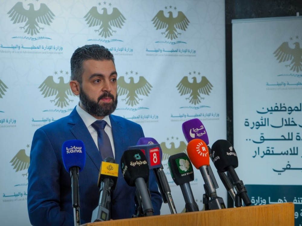 وزير الإدارة المحلية والبيئة يعلن إعادة جميع المفصولين بسبب مشاركتهم في الثورة السورية