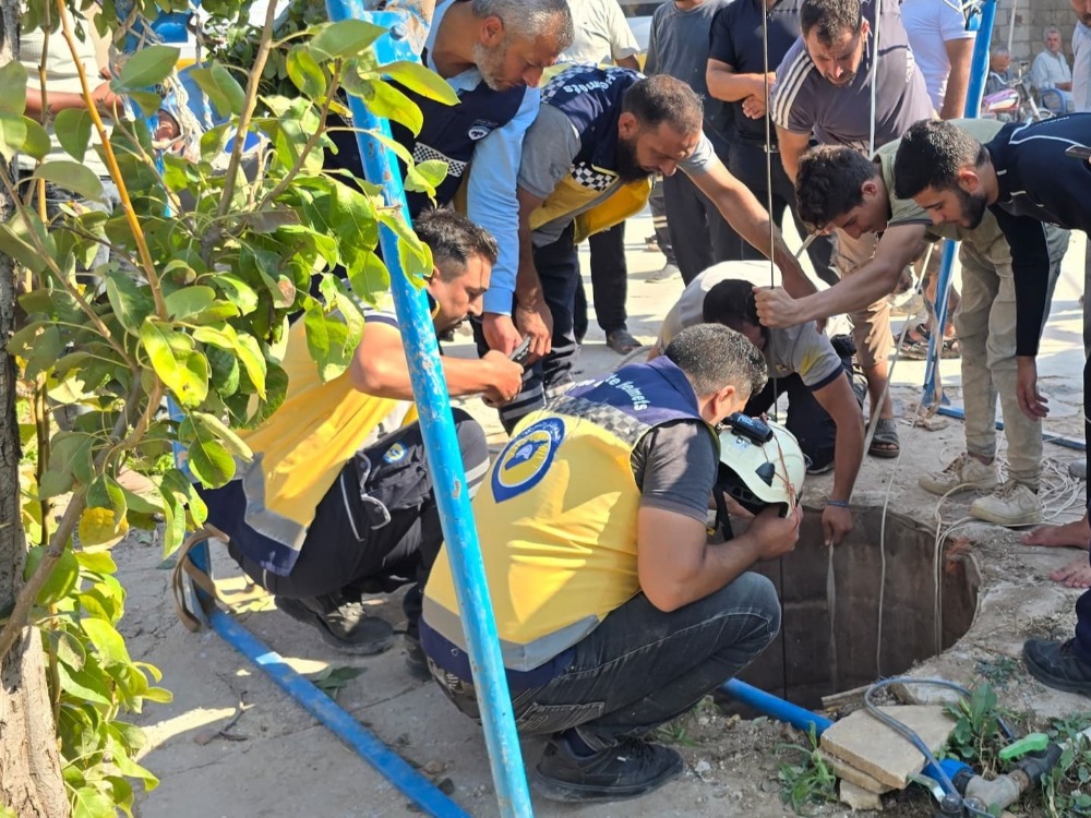 انتشال جثمان مواطن بعد سقوطه في بئر في مدينة جنديرس بريف حلب