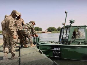 دير الزور.. تركيب جسر عائم في الميادين لتسهيل حركة العبور