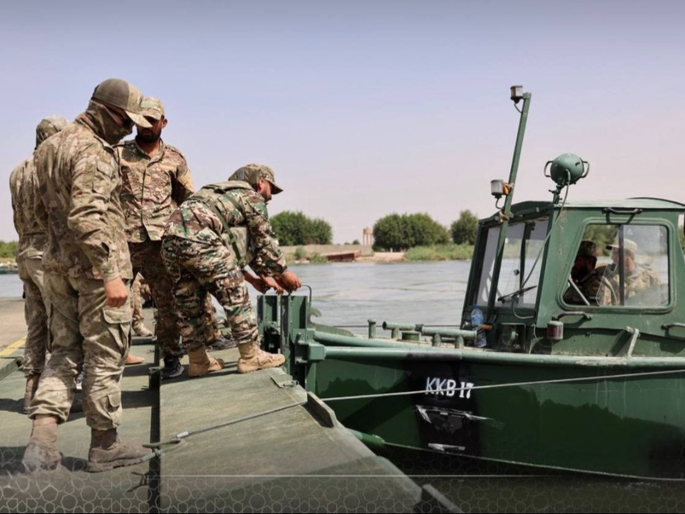 دير الزور.. تركيب جسر عائم في الميادين لتسهيل حركة العبور