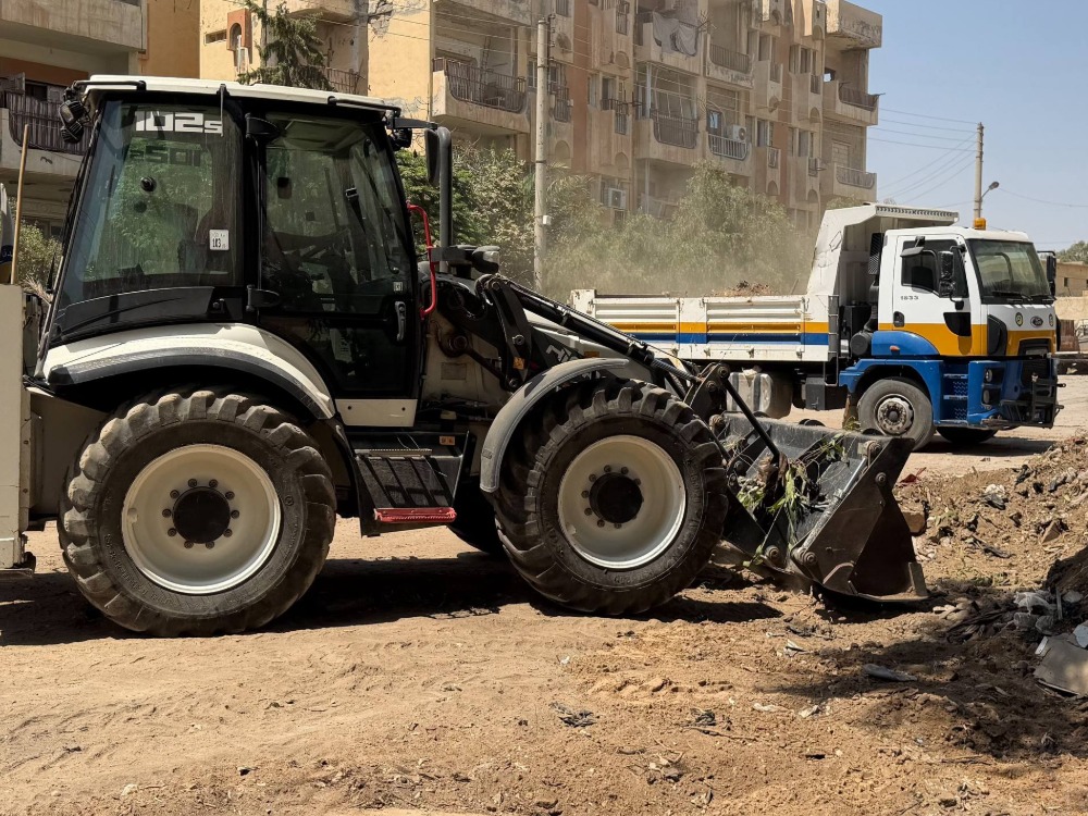 دير الزور.. بدء أعمال إزالة الأنقاض في حي غازي عيّاش ضمن حملة "بأيدينا نخليها أجمل"