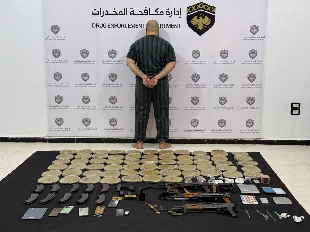 دير الزور.. القبض على أحد أبرز تجار المخدرات خلال مداهمة محكمة