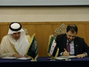 وزير الاتصالات يوقع مذكرة تفاهم مع نظيره السعودي لتطوير الخدمات البريدية