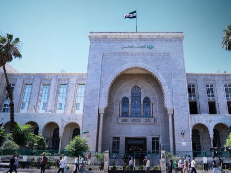 خبير قانوني: لم يسجل أي خطأ قانوني في إجراءات الحكم على عاطف نجيب وآخرين