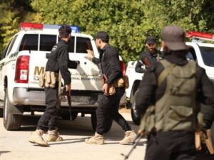 دوريات قيادة قوى الأمن الداخلي خلال تنفيذ عملية أمنية في محافظة اللاذقية
