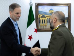وزير الدفاع يبحث مع الملحق العسكري البريطاني التطورات الإقليمية ومكافحة الإرهاب