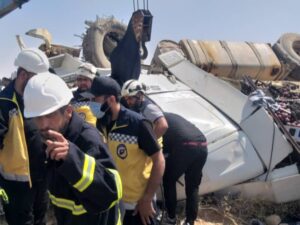 وفاة شخص وإصابة طفلين بحادث انقلاب شاحنة على طريق سلمية - الطبقة