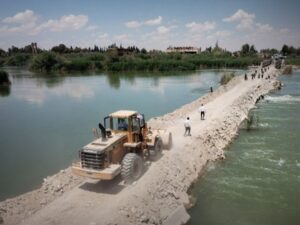 دير الزور.. إيقاف حركة المرور على الجسر الترابي مؤقتاً نتيجة ارتفاع منسوب الفرات