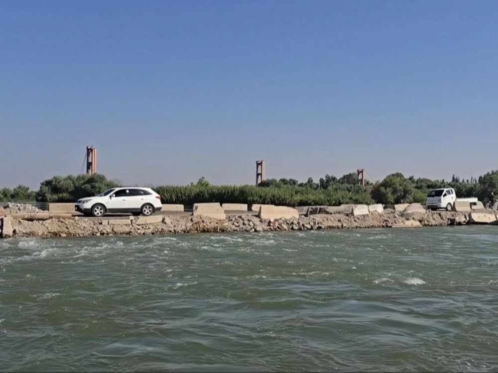 دير الزور.. إعادة فتح الجسر الترابي أمام حركة المارة بعد إغلاقه ليلاً