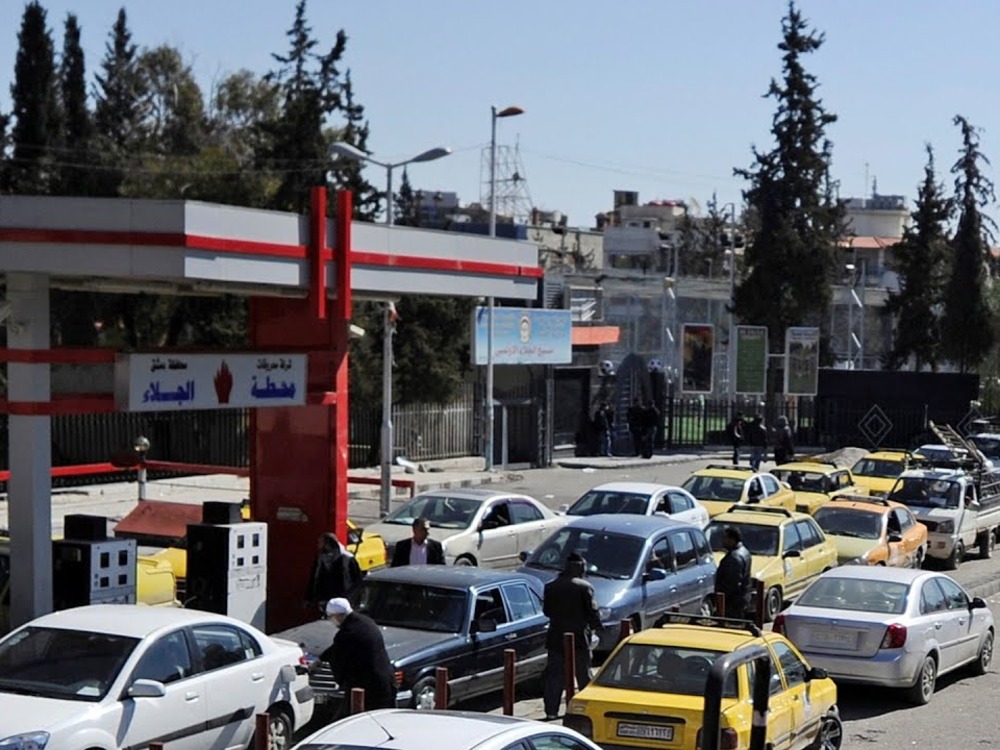 وزارة الطاقة تشكّل لجنة للتحقيق في أسباب نقص البنزين بدمشق وريفها