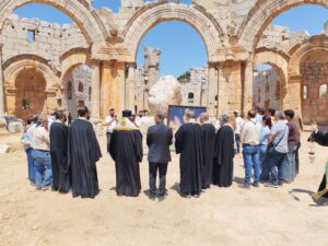 إعادة العمود الأثري للقديس مار سمعان إلى موقعه في دير وقلعة سمعان بريف حلب