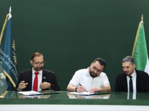 وزارة الزراعة توقع عقداً لإعادة تأهيل وتطوير مزرعة الجلاء للنخيل في البوكمال
