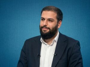 مدير التقانة في المؤسسة السورية للحبوب نور الطويل خلال حديثه عن الاكتفاء الذاتي من القمح