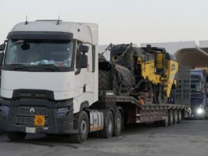 وصول الدفعة الأولى من الآليات الهندسية للبدء بأعمال تأهيل طريق نصيب – دمشق