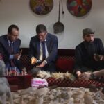 حفظها خلال سنوات الثورة.. مواطن من ريف درعا يسلم 27 قطعة أثرية لدائرة الآثار