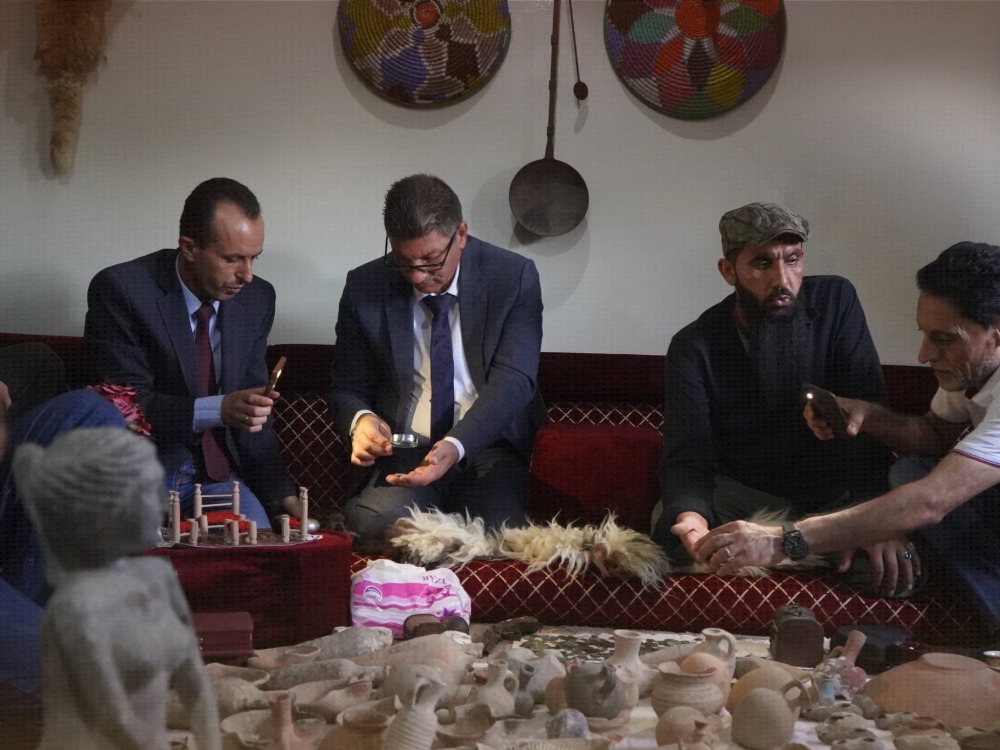 حفظها خلال سنوات الثورة.. مواطن من ريف درعا يسلم 27 قطعة أثرية لدائرة الآثار
