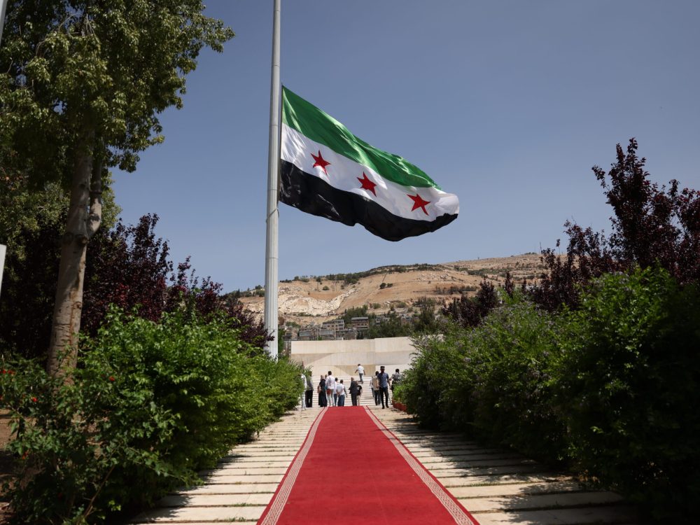 رفع أكبر علم لسوريا في حديقة تشرين بدمشق