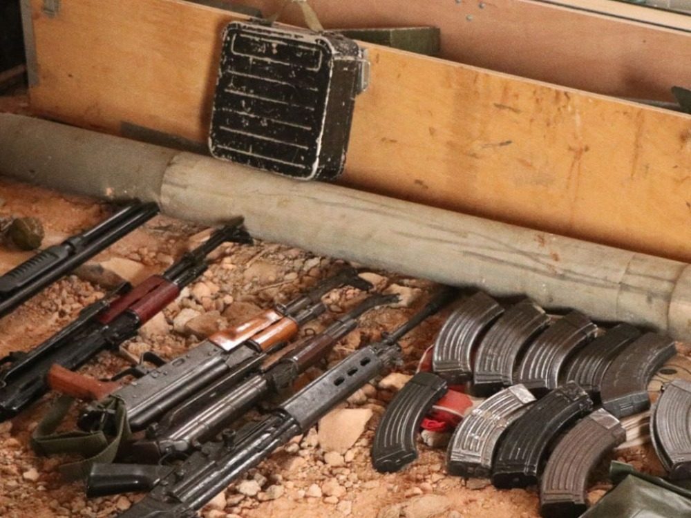 مديرية أمن حمص تضبط مستودع أسلحة معدّة للتهريب