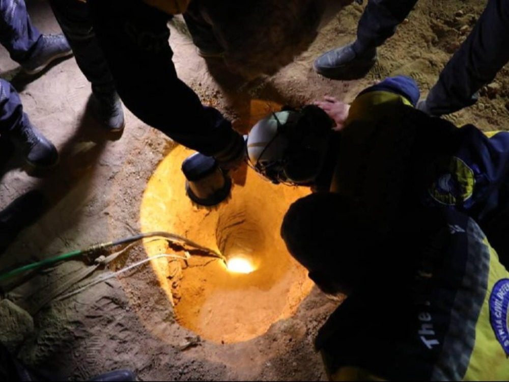 الدفاع المدني يعمل على إنقاذ طفلة سقطت في بئر جاف قرب سنجار في ريف إدلب