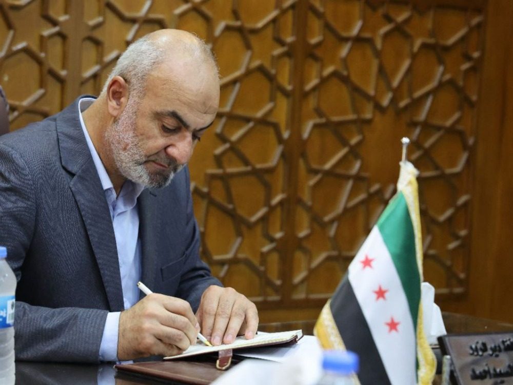 A delegation from the Turkish Justice and Development Party meets with the governor of Deir ez-Zor.